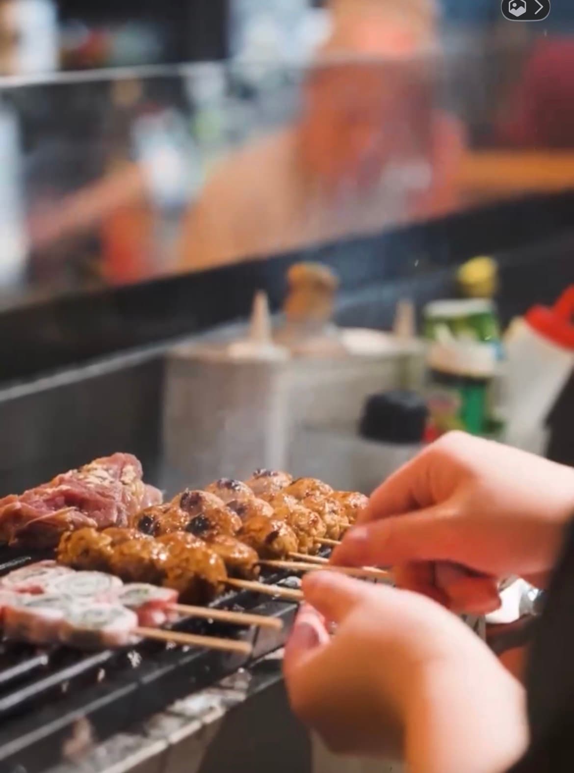 炭火でじっくりと焼き上げる焼き鳥
