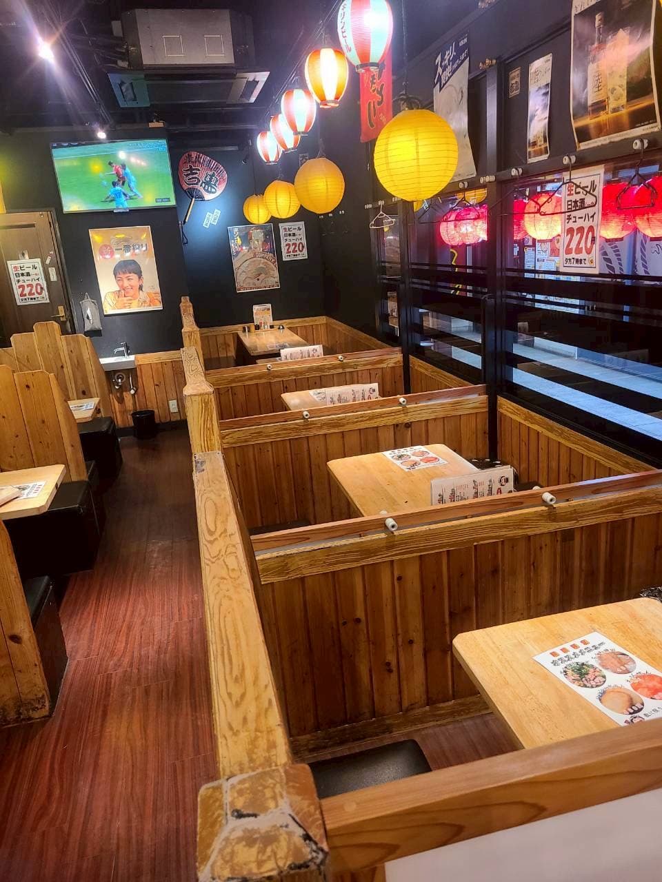 提灯が灯る活気ある店内