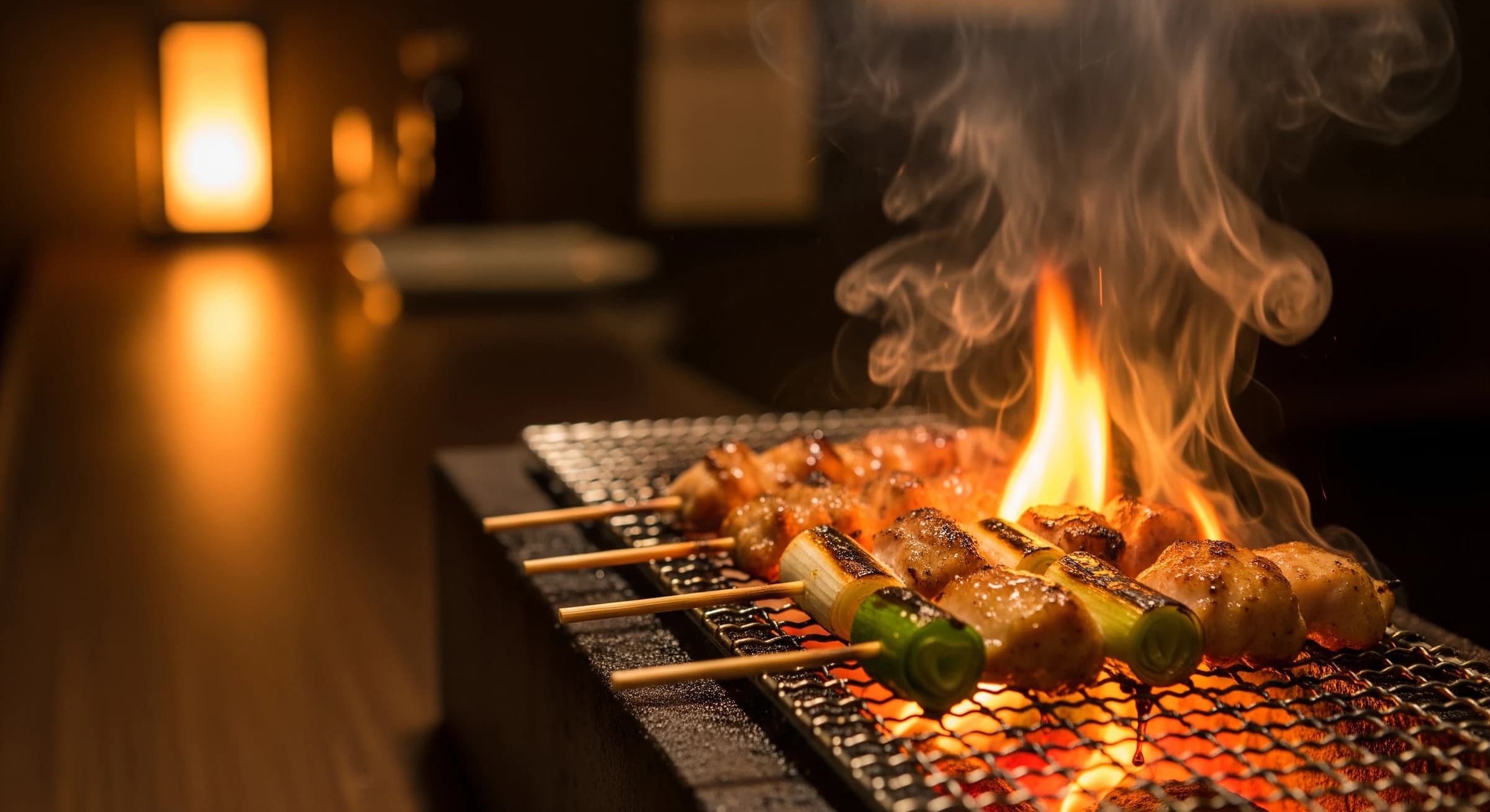 炭火で焼かれる焼きとり