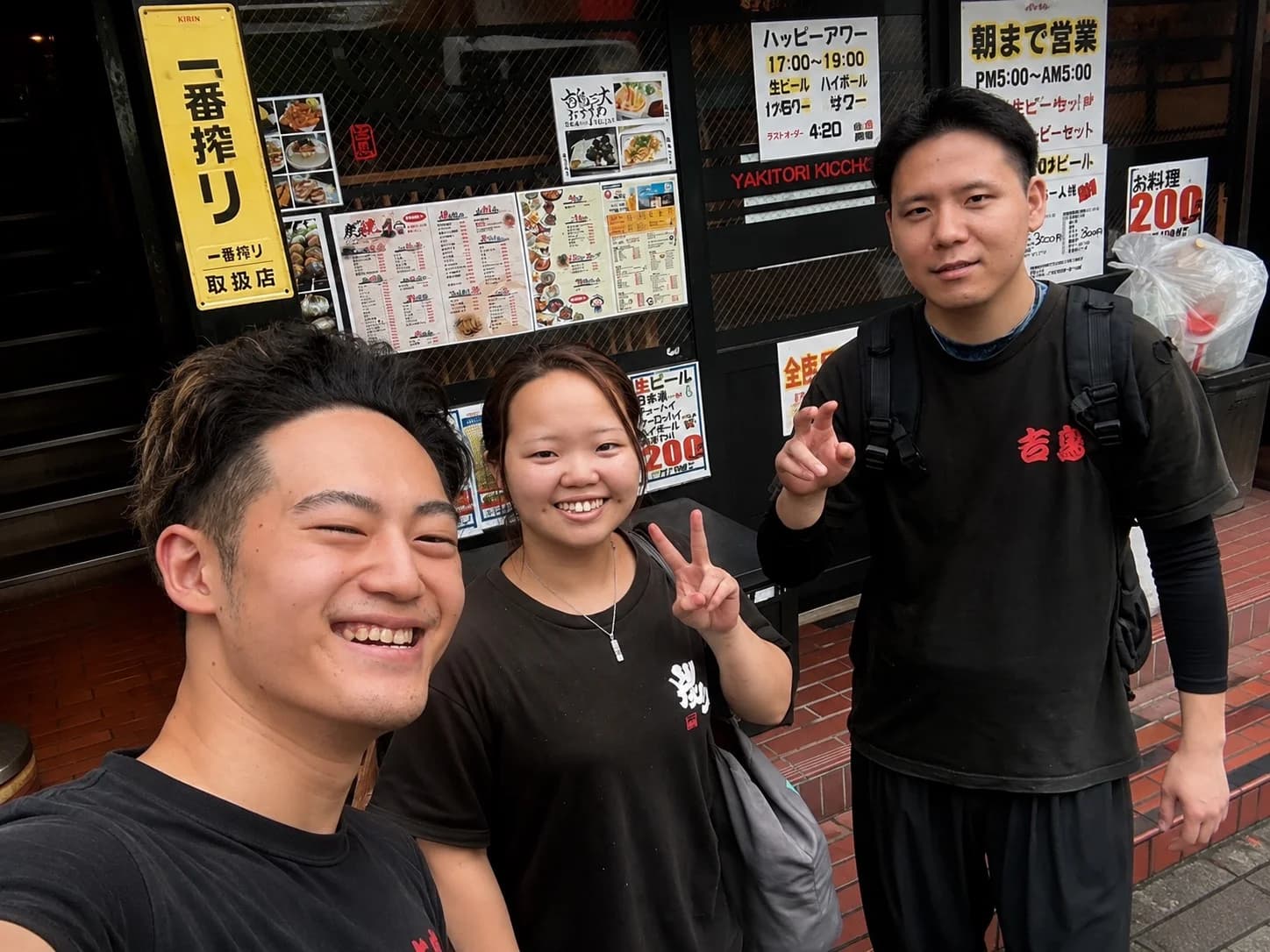 笑顔で連携する吉鳥のスタッフ